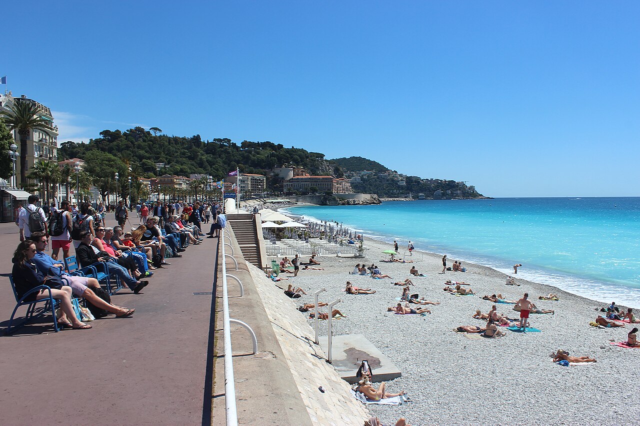 The Promenade des Anglais in Nice running along the sea